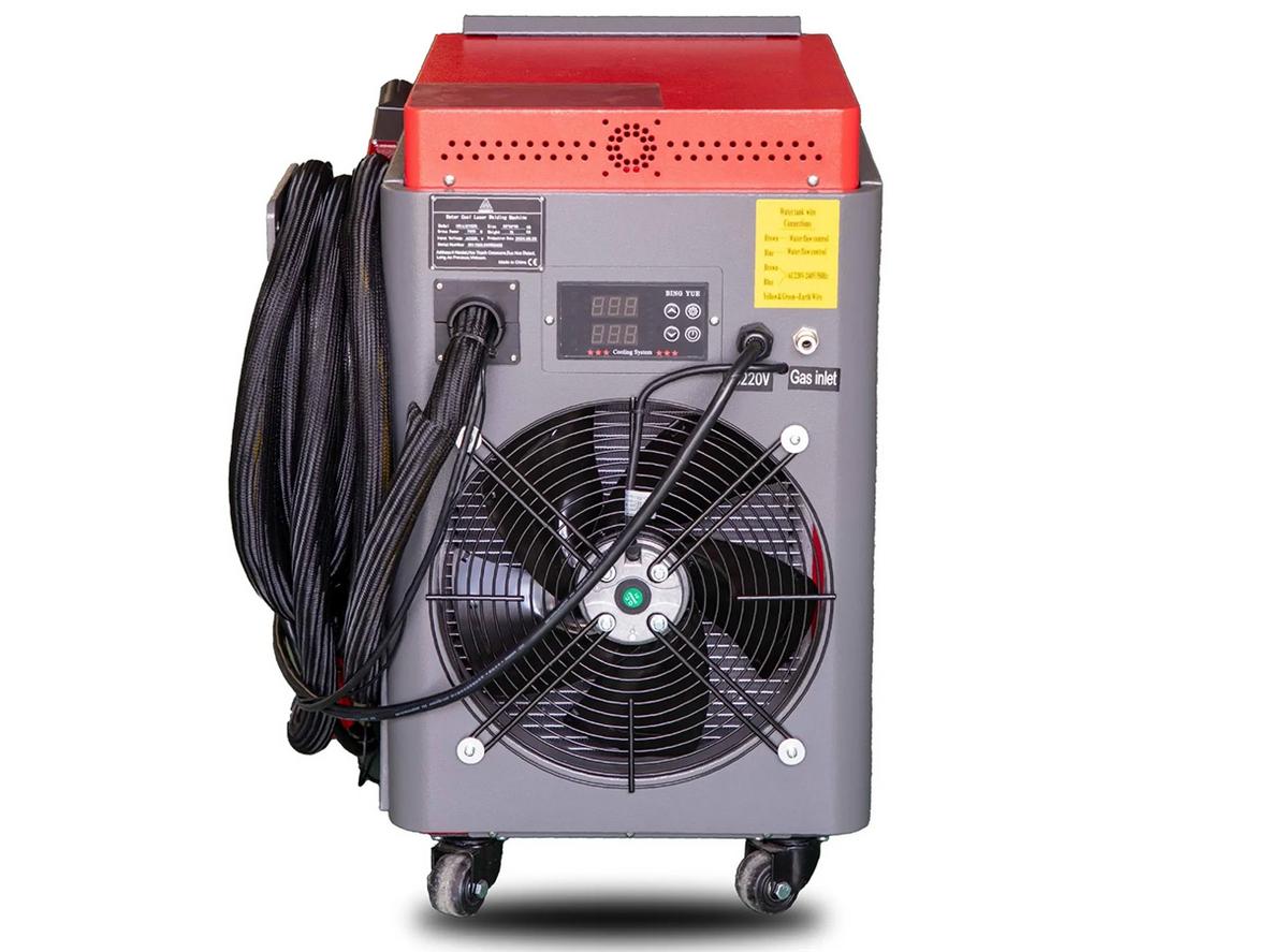 Bộ giải nhiệt nước 12 lít giúp máy vận hành ổn định khi chạy cường độ cao.