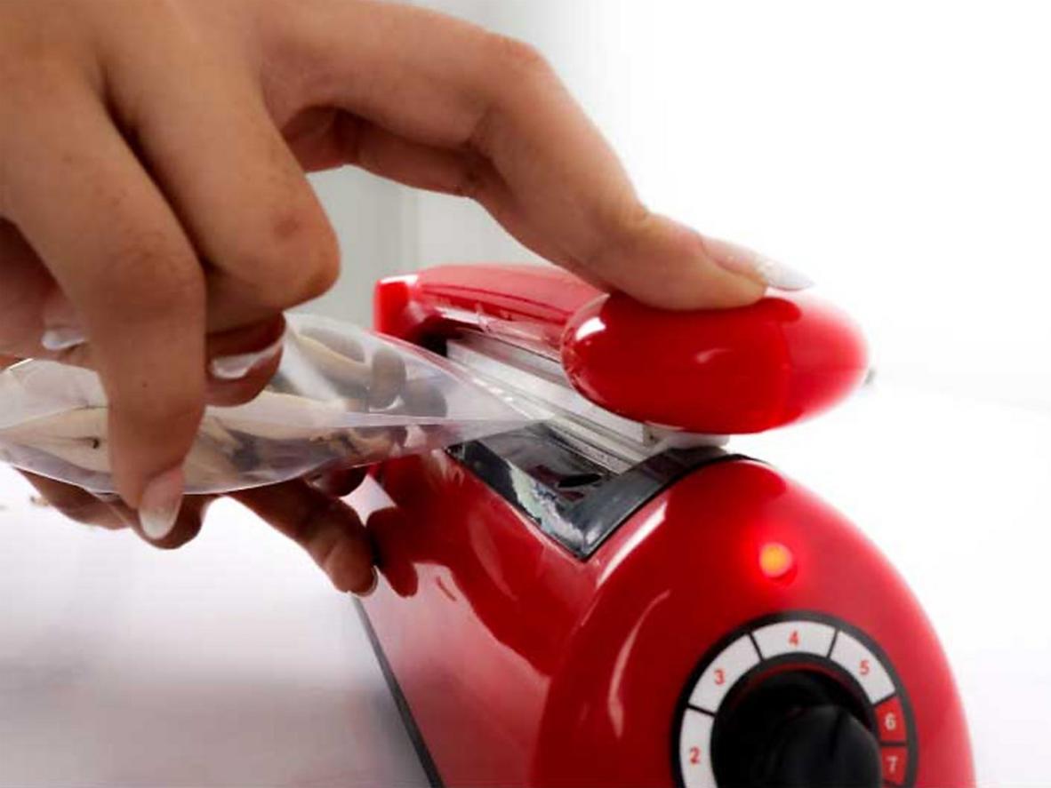 300W giúp máy làm nóng nhanh và cho mối hàn ổn định hơn.