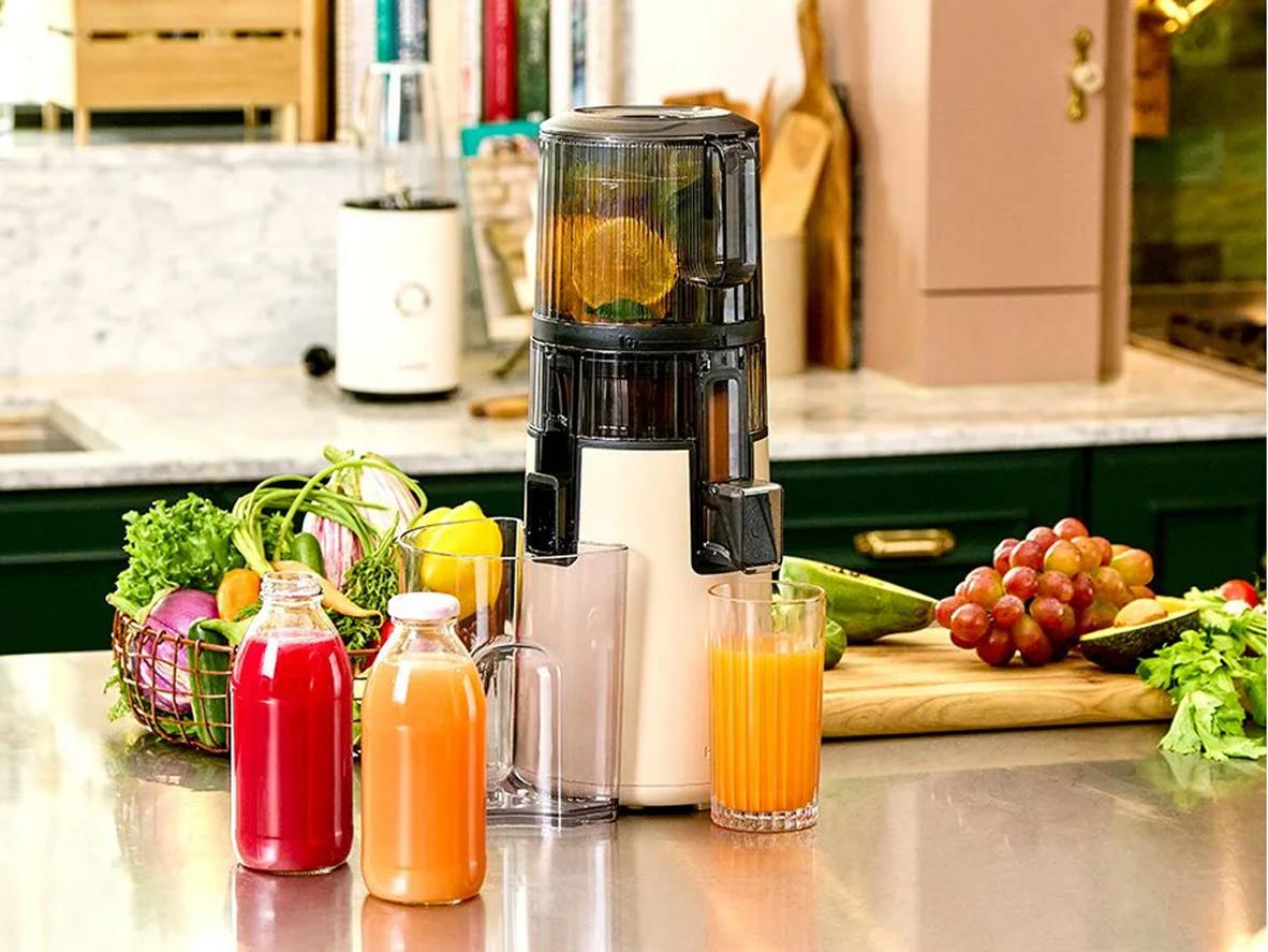 Miệng nạp 130mm giúp ép nguyên trái tiện hơn.
