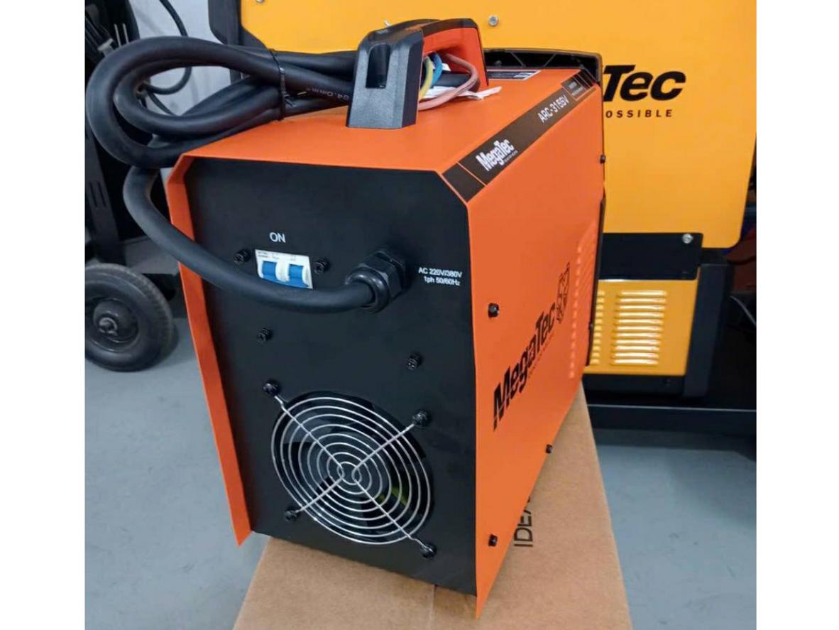 IGBT Inverter giúp máy chạy ổn định và tiết kiệm điện hơn.