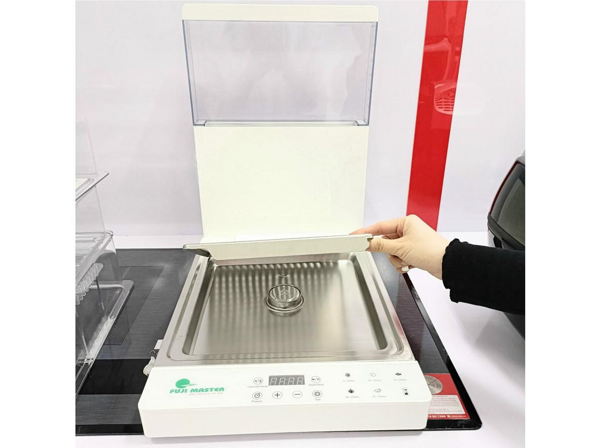 Inox 304 và nhựa cao cấp chịu nhiệt giúp máy bền và an toàn hơn khi dùng lâu dài.
