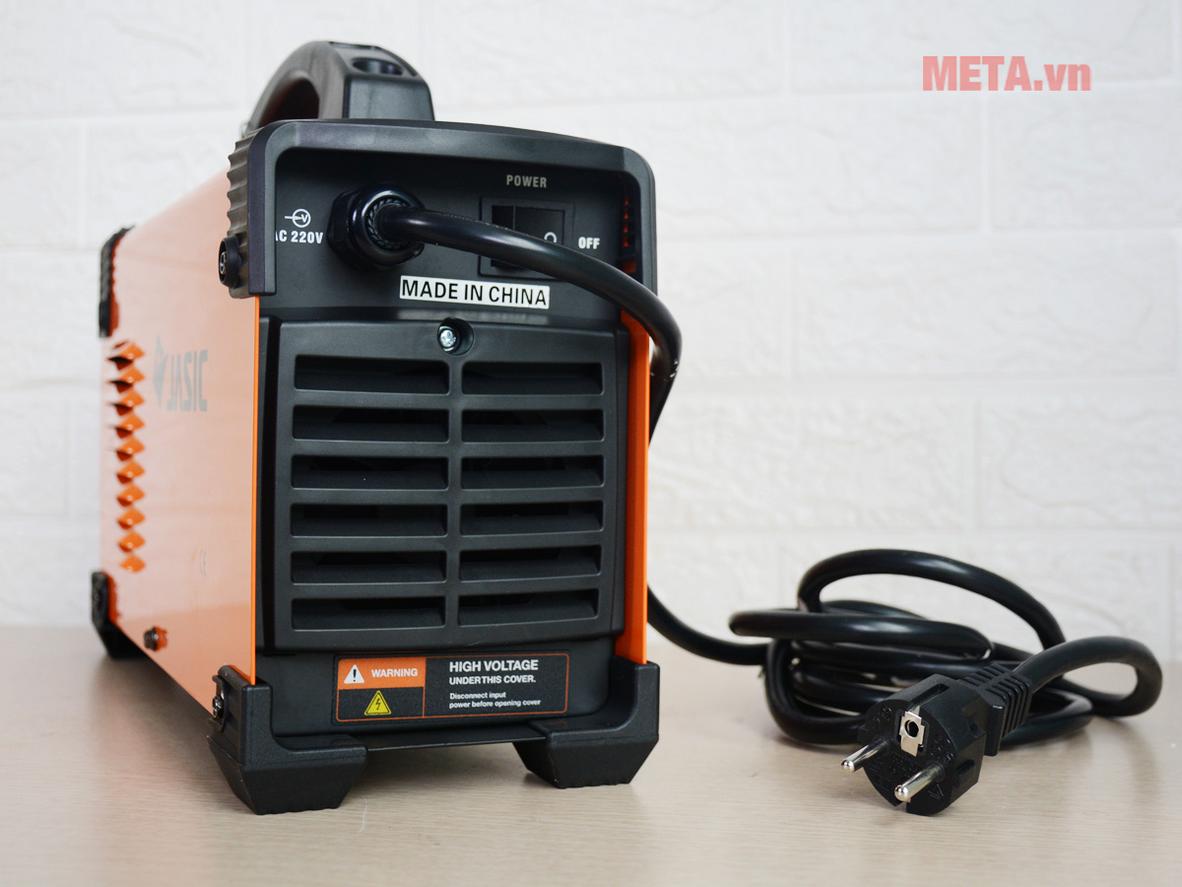 Công nghệ IGBT và dải dòng 10–200A giúp hồ quang ổn định hơn.