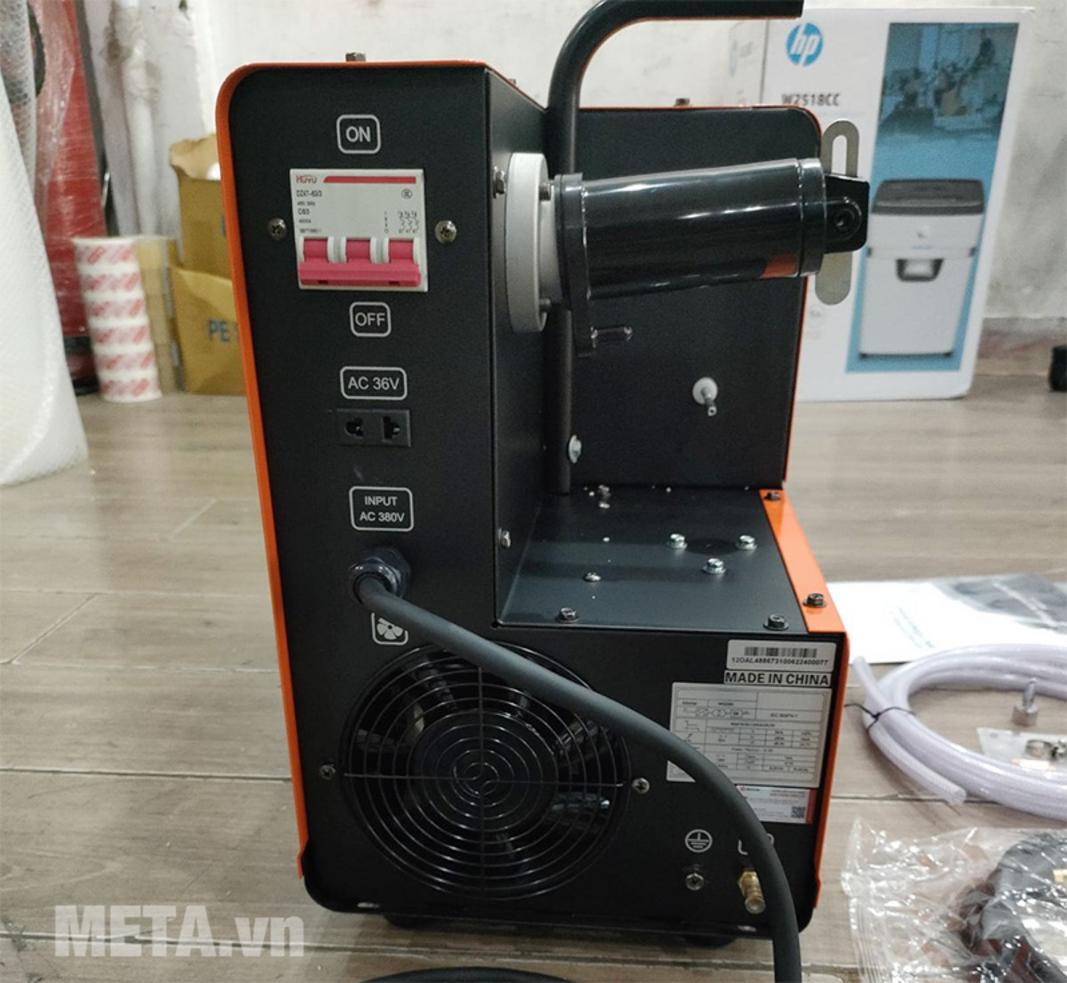 Phụ kiện tiêu chuẩn giúp lắp đặt nhanh và sử dụng ngay.