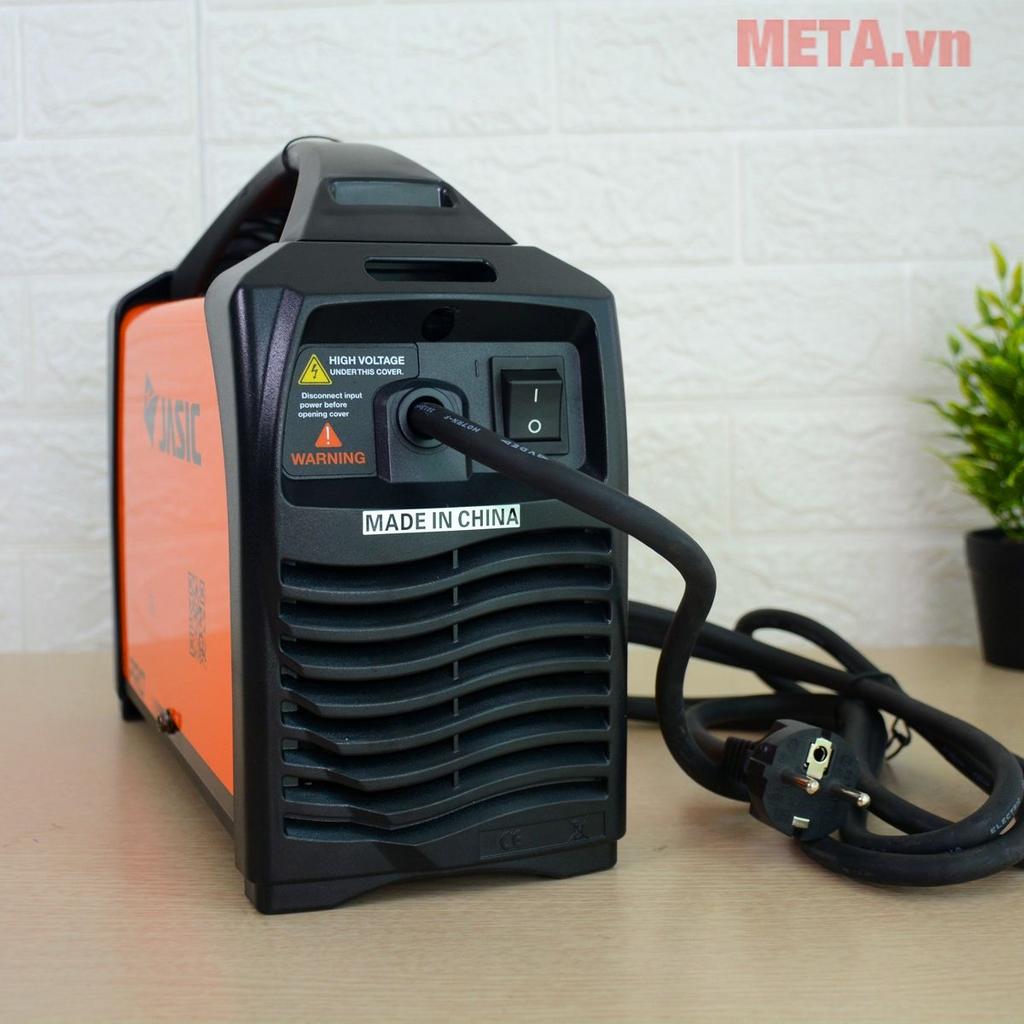 Khối lượng 4.7kg giúp máy dễ mang theo tới công trình.