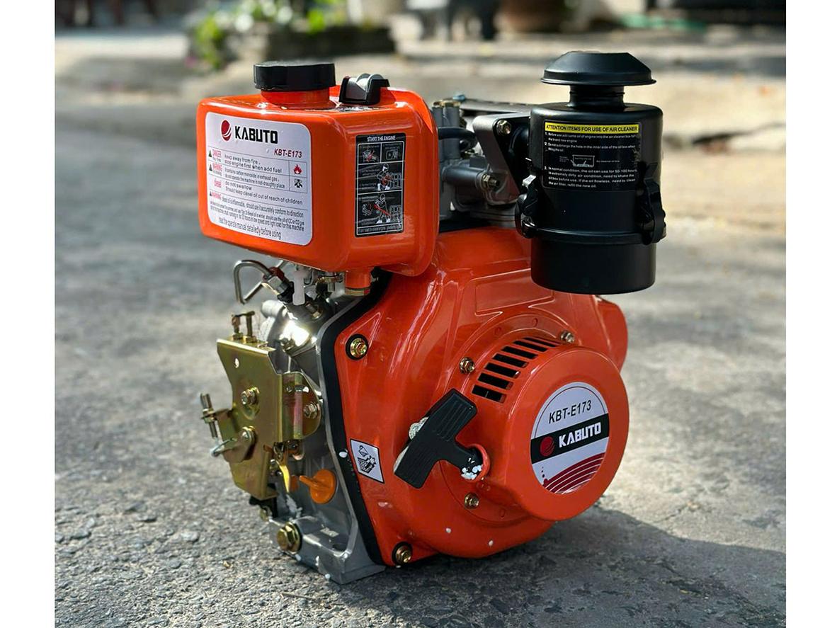 Giật tay khởi động giúp máy dễ dùng, ít phụ thuộc linh kiện điện.