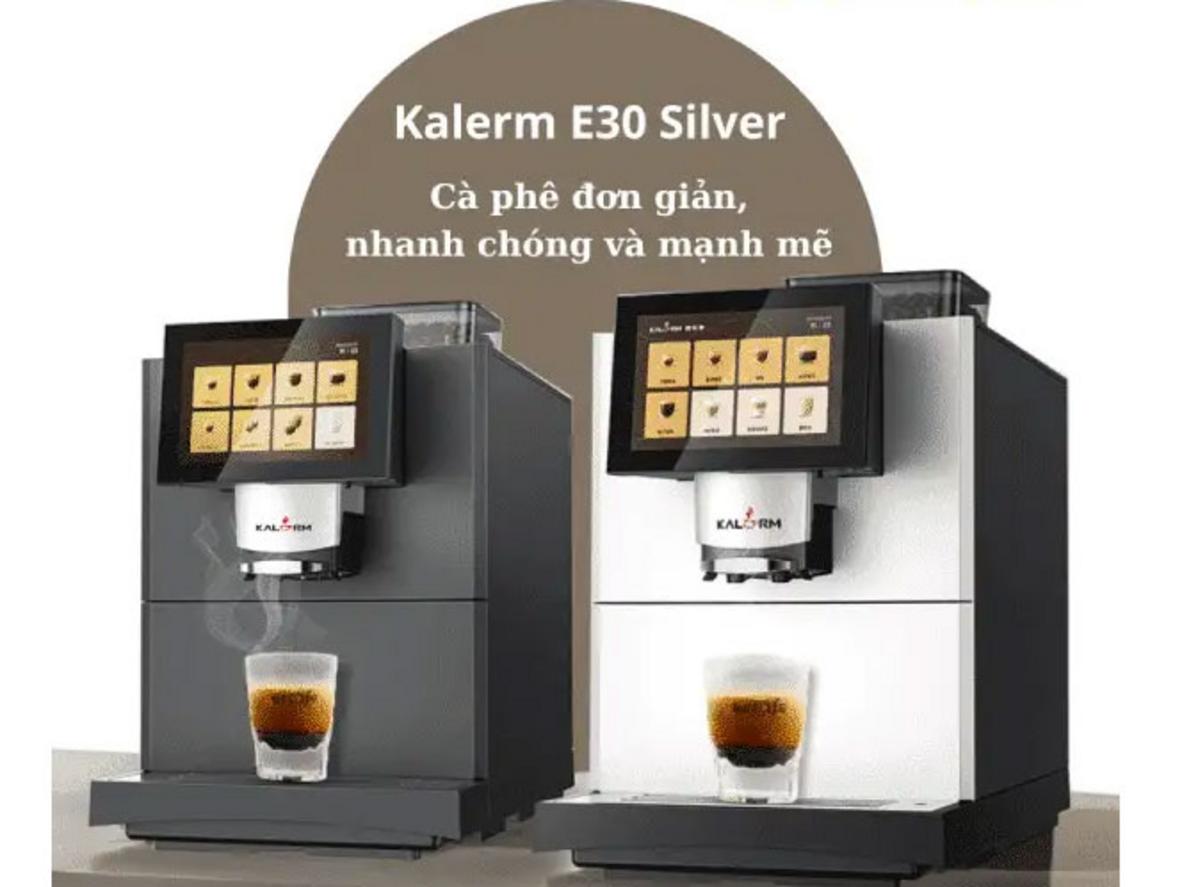 Hệ thống xay và pha tự động giúp rút ngắn thao tác và ổn định chất lượng ly cà phê.