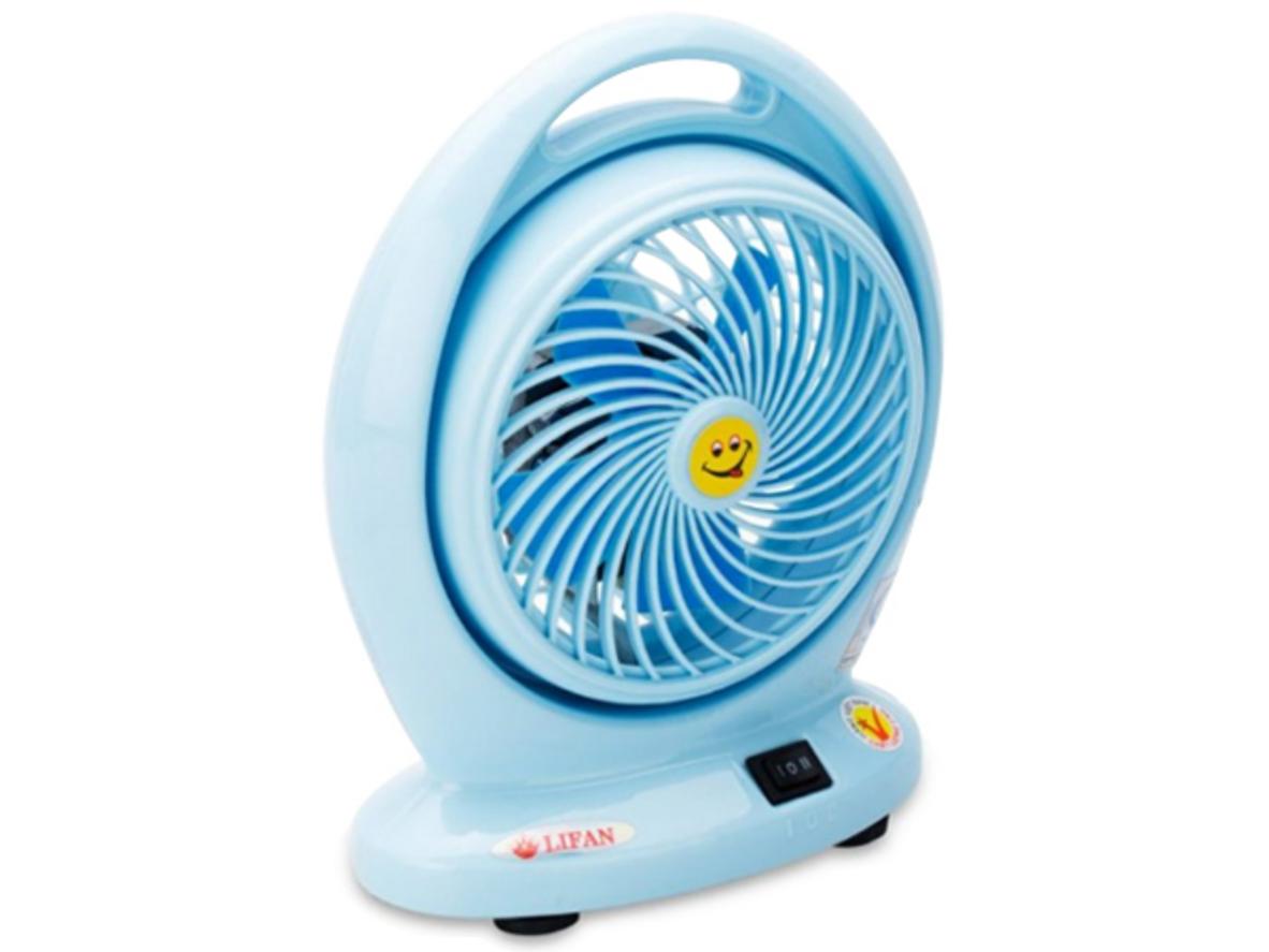 Quạt nhỏ gọn cho bàn học và bàn làm việc.