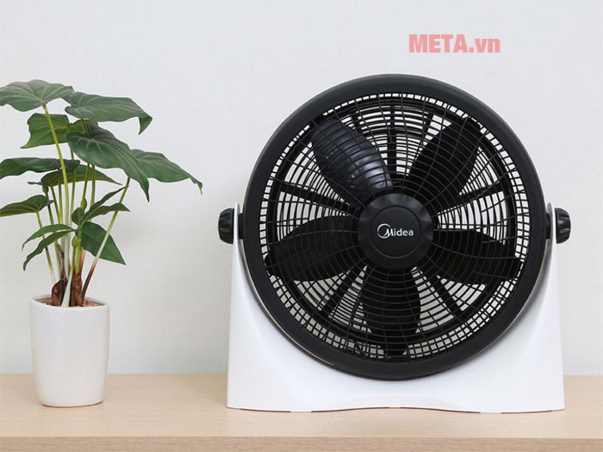 Công suất 55W và sải cánh 40cm giúp quạt mát nhanh, dễ chịu.