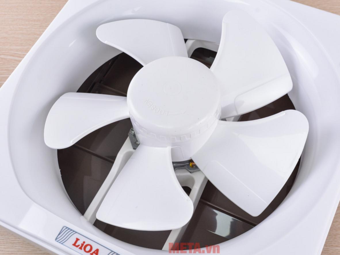 Lỗ cắt 300 x 300 mm giúp lắp đặt quạt gọn và đúng chuẩn.