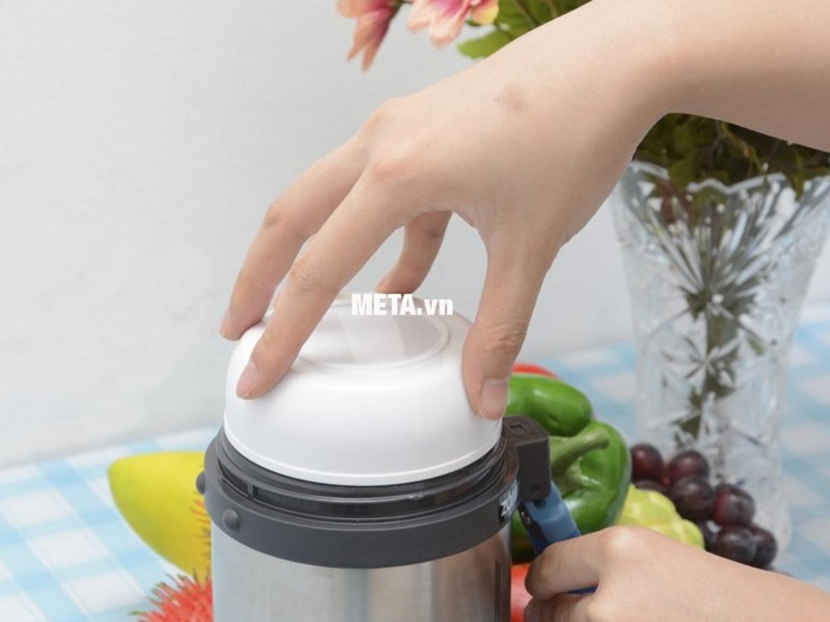 Lòng bình chống dính, miệng rộng, dễ vệ sinh hơn.