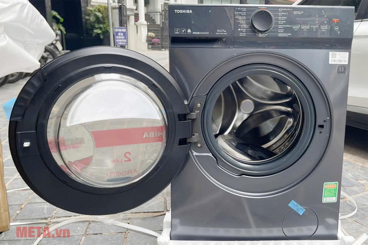Lồng giặt 535 mm rộng hơn giúp quần áo đảo đều và giảm xoắn rối.