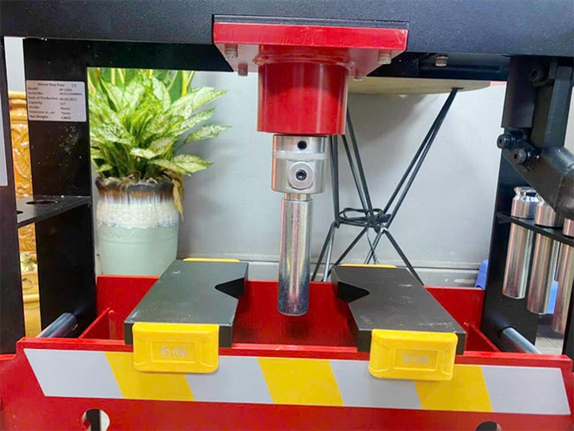Lực ép 15 tấn và hành trình linh hoạt hỗ trợ nhiều thao tác.