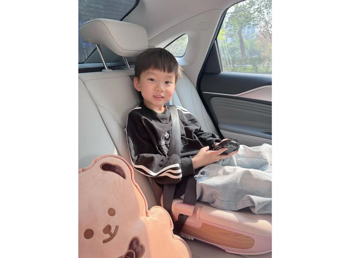 Thiết kế gọn thoáng giúp bé lớn ngồi thoải mái hơn.