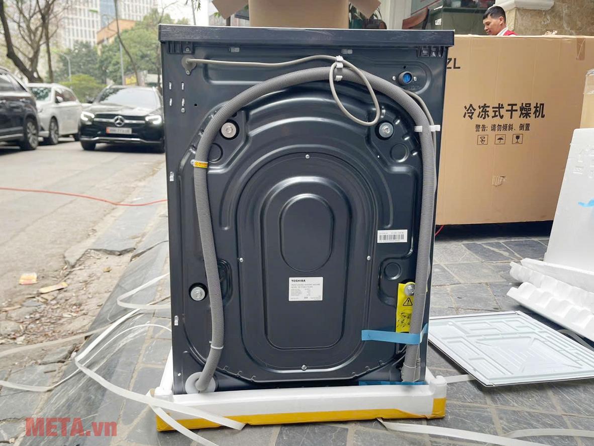 10.5kg và 1.400 vòng/phút phù hợp mẻ giặt lớn của gia đình.