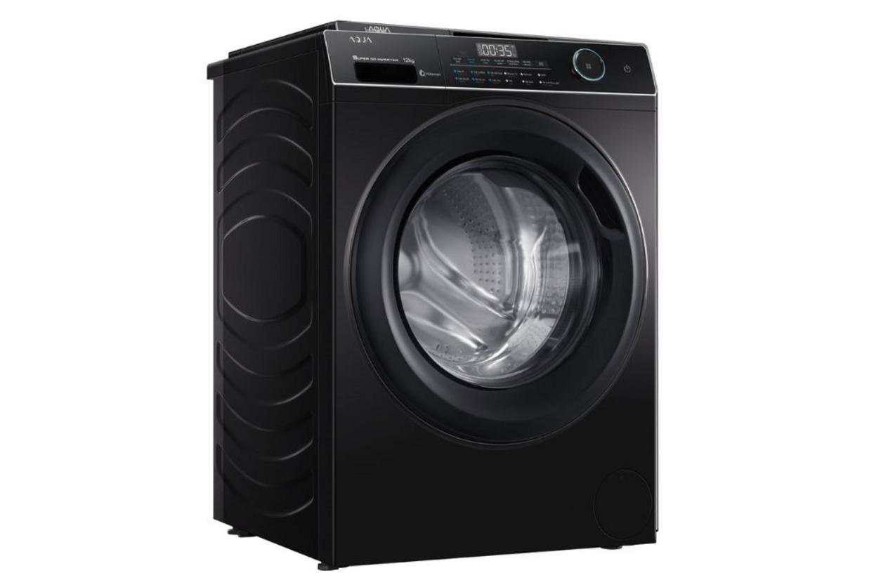 Lồng ngang 12kg giúp giảm số mẻ giặt mỗi tuần.