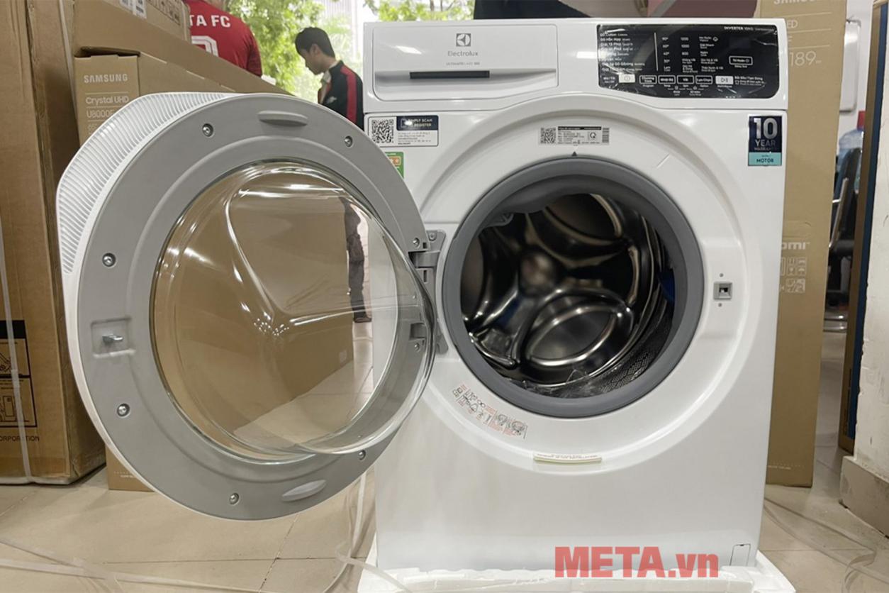 Máy giặt cửa ngang Electrolux 10kg UltimateCare 100 EWF1025DQWB cho gia đình bận rộn.