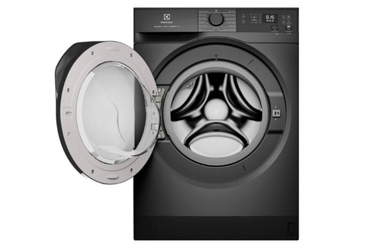 FullWash 45 và dung lượng 10kg giúp xử lý gọn đồ giặt hằng ngày cho gia đình đông người.