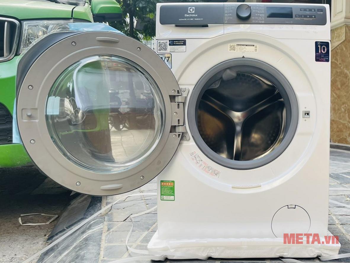Thiết kế cửa trước và bảng điều khiển của Electrolux EWW1123P5WC.