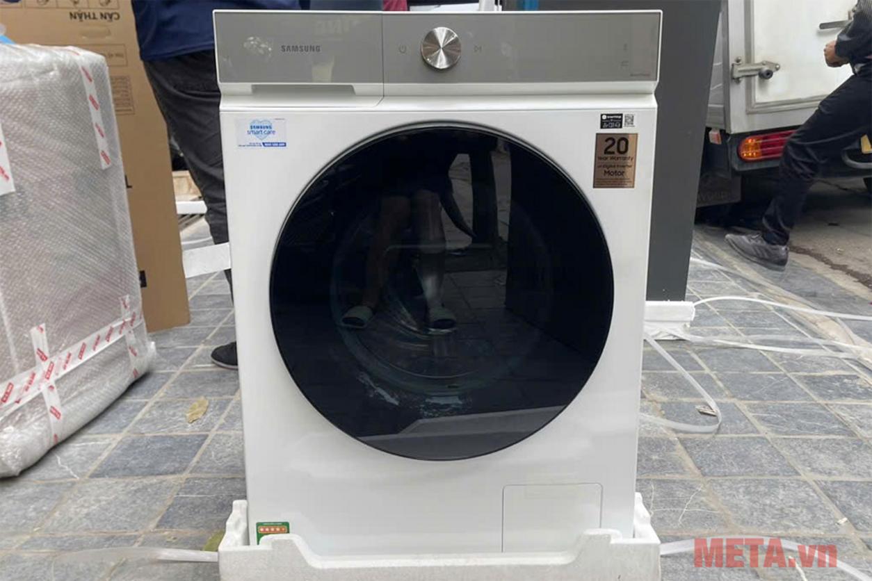 Samsung WD12BB944DGHSV mang lại giải pháp giặt sấy 2 trong 1 gọn gàng cho gia đình đông người.