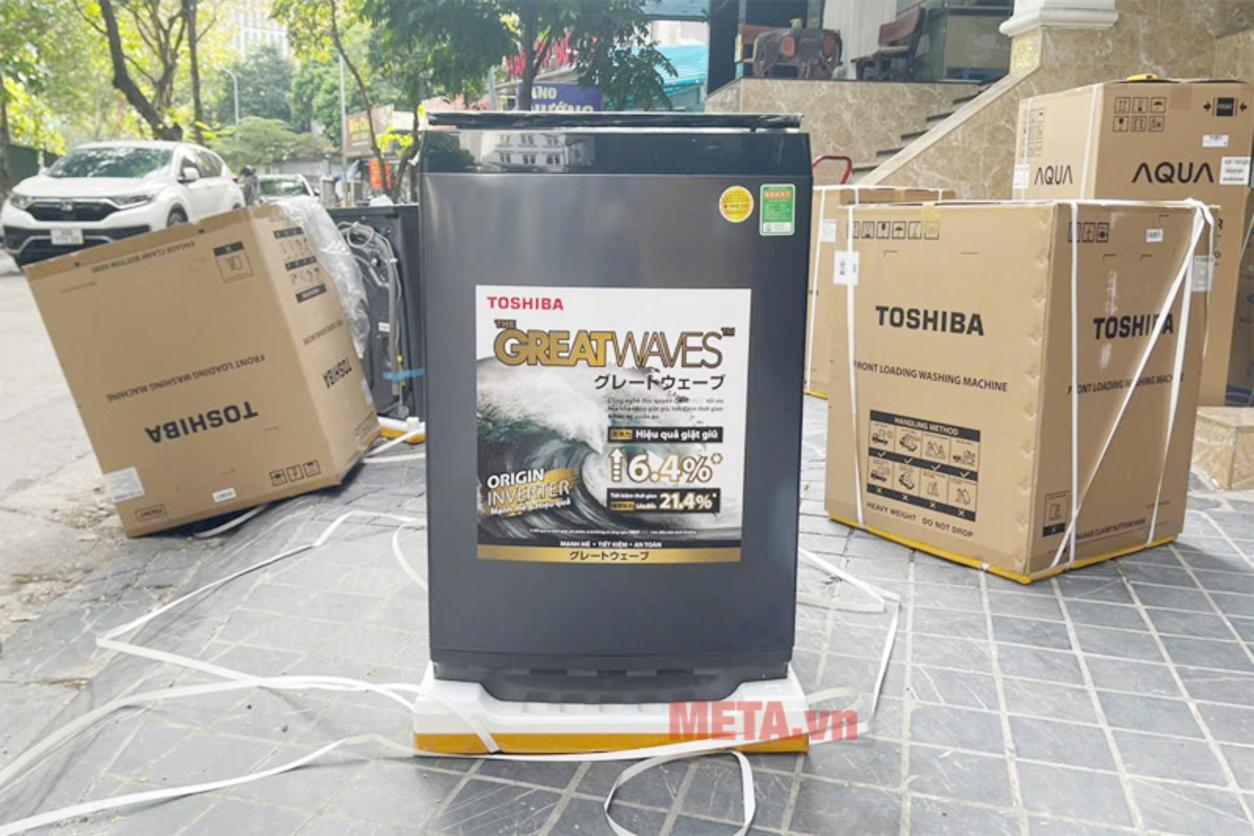 Thiết kế cửa trên, lồng giặt thép không gỉ và nắp kính chịu lực tạo cảm giác bền chắc, dễ dùng.