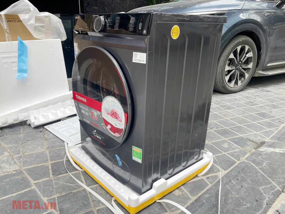 Máy giặt Toshiba Inverter TW-T23BU115UWV(MG) 10.5kg với thiết kế cửa trước hiện đại.
