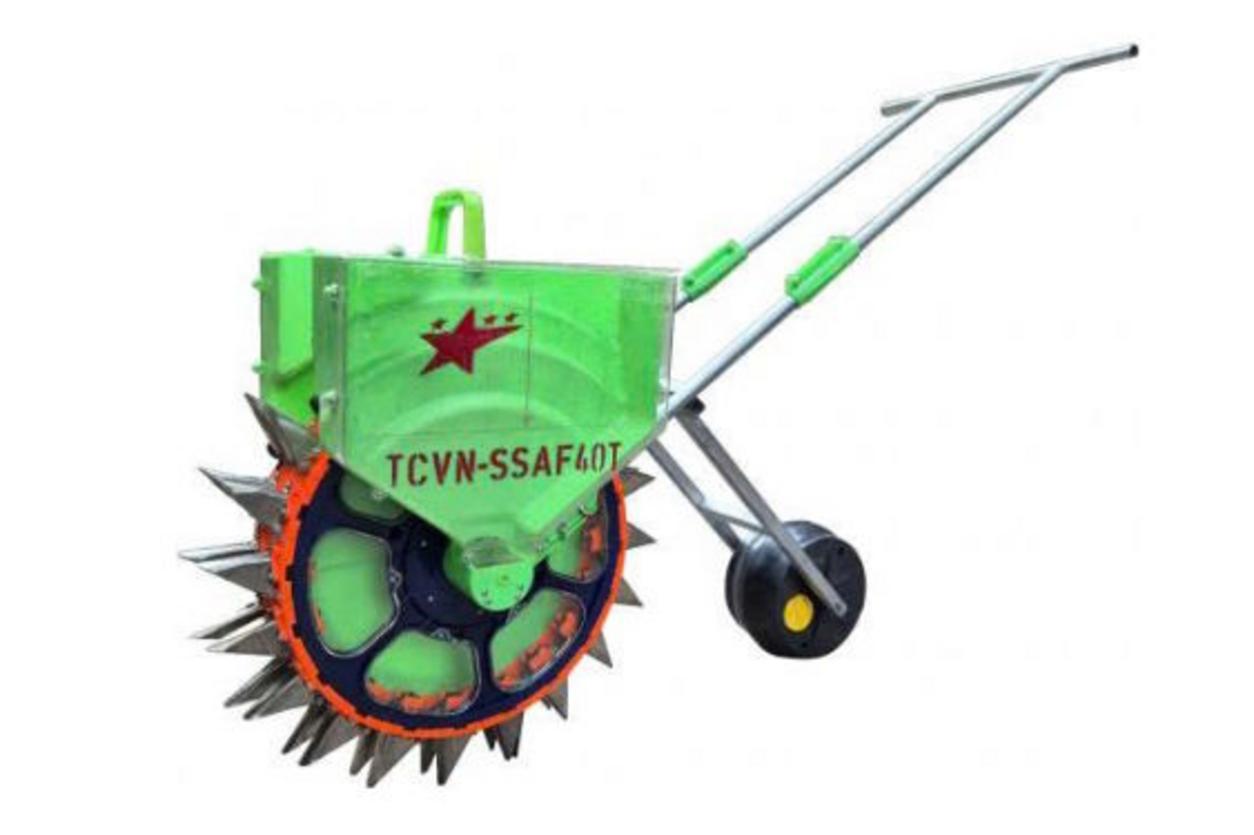 Máy gieo hạt TCVN-SSAF40T giúp gieo đều và giảm công xuống giống.