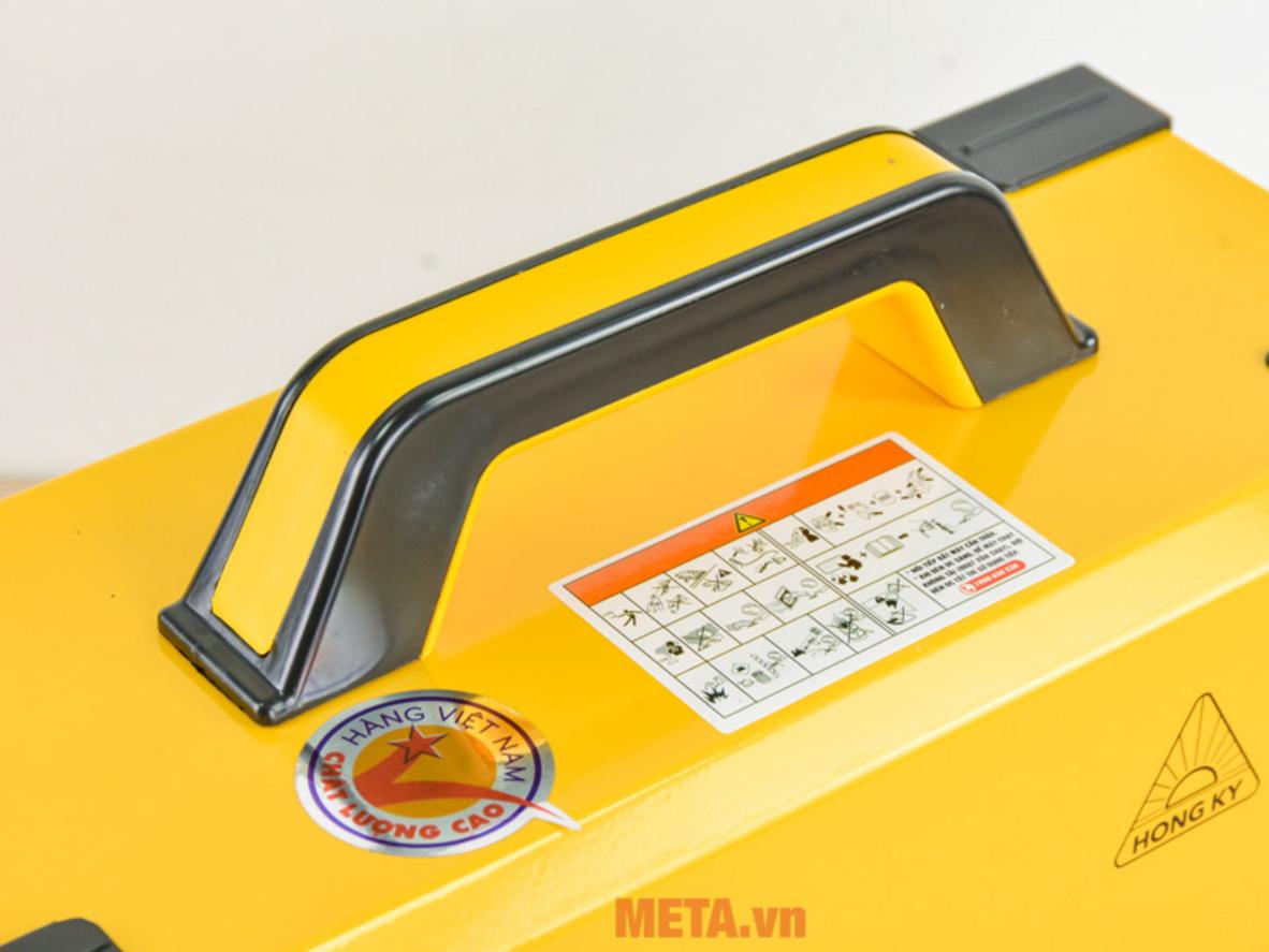 Nguồn 220V giúp máy dễ dùng ở nhà và xưởng nhỏ.