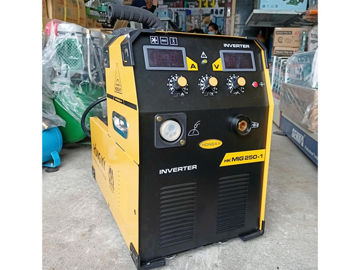 Máy chạy điện 1 pha 220V phù hợp đa số xưởng cơ khí tại Việt Nam.