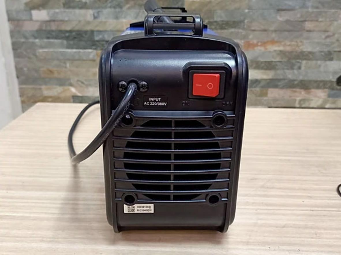 Công nghệ IGBT hỗ trợ dòng hàn ổn định và tiết kiệm điện.