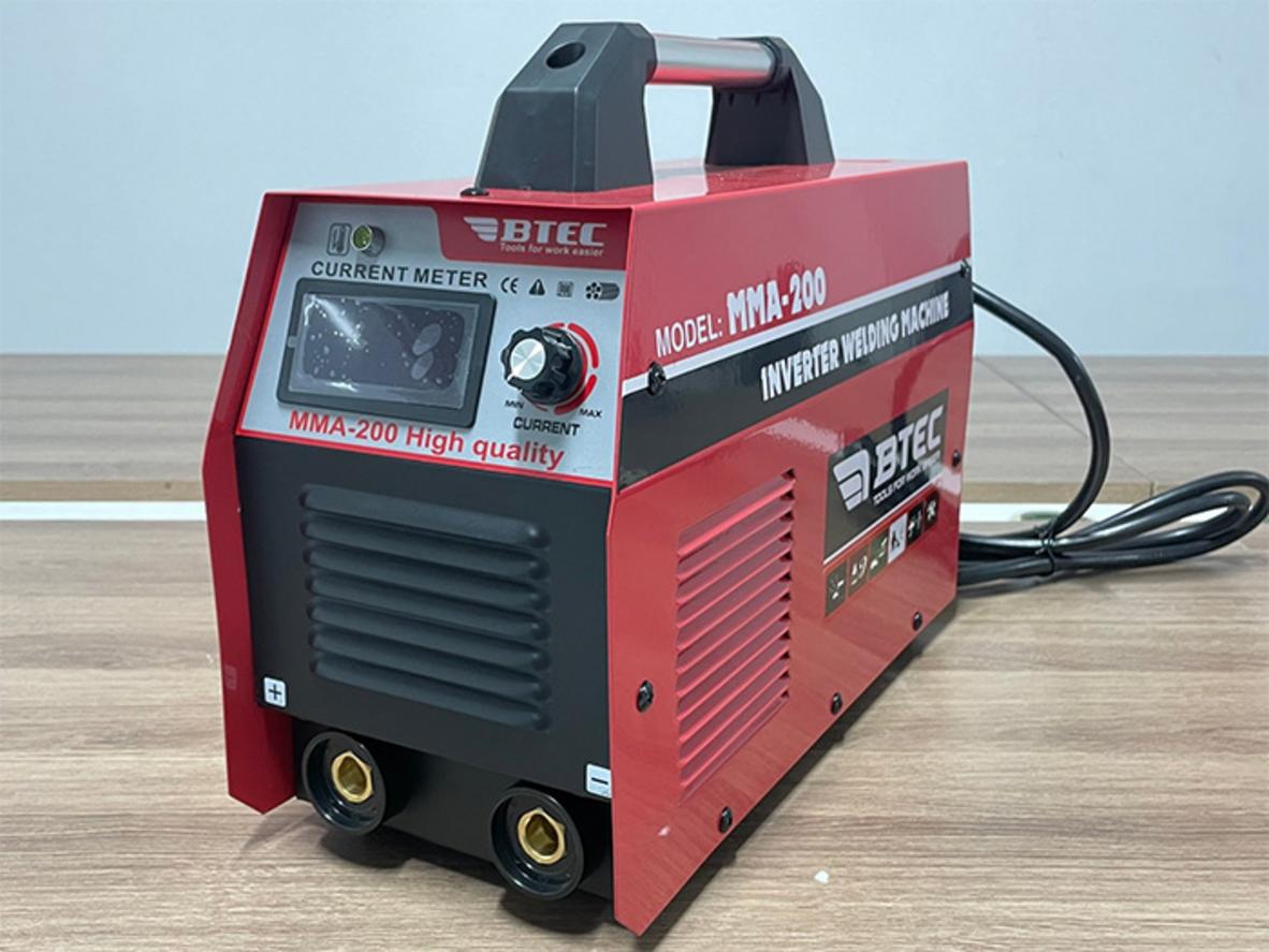 Máy hàn inverter Btec MMA 200 (xác lớn) phù hợp cho hàn que 3.2mm ổn định.