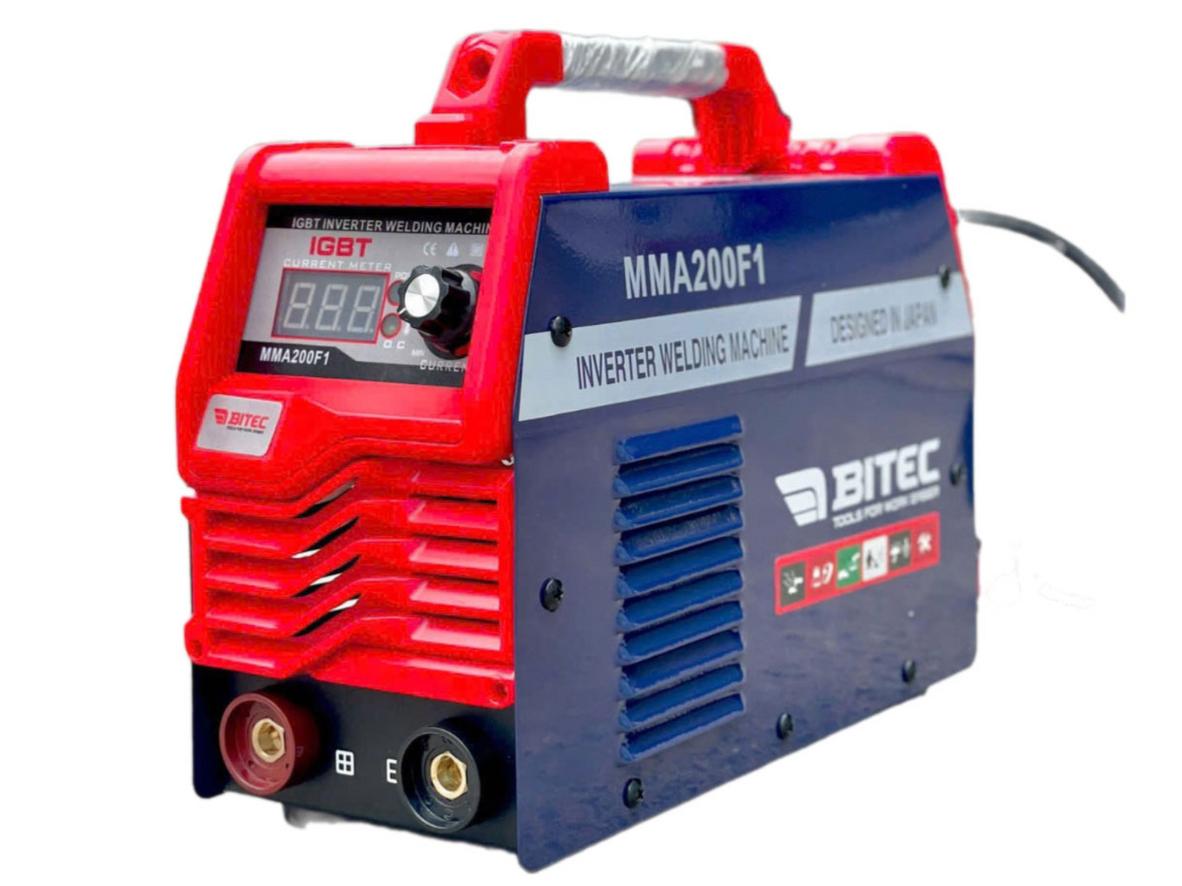 Máy hàn inverter Btec MMA200F1 gọn nhẹ, dễ dùng cho hàn sắt dân dụng và cơ khí nhỏ.
