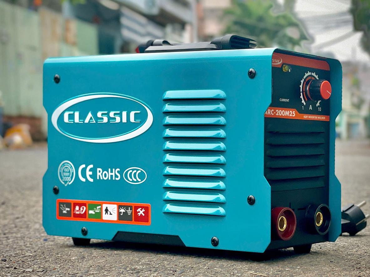 Máy hàn que Classic ARC200M25 nhỏ gọn, dễ dùng cho gia đình và thợ cơ khí nhỏ.