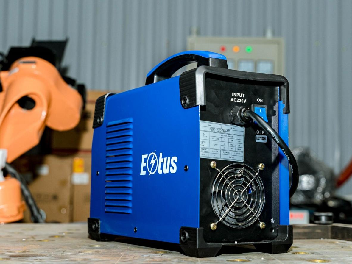 IGBT Inverter giúp máy mồi hồ quang nhanh và giữ dòng hàn ổn định.