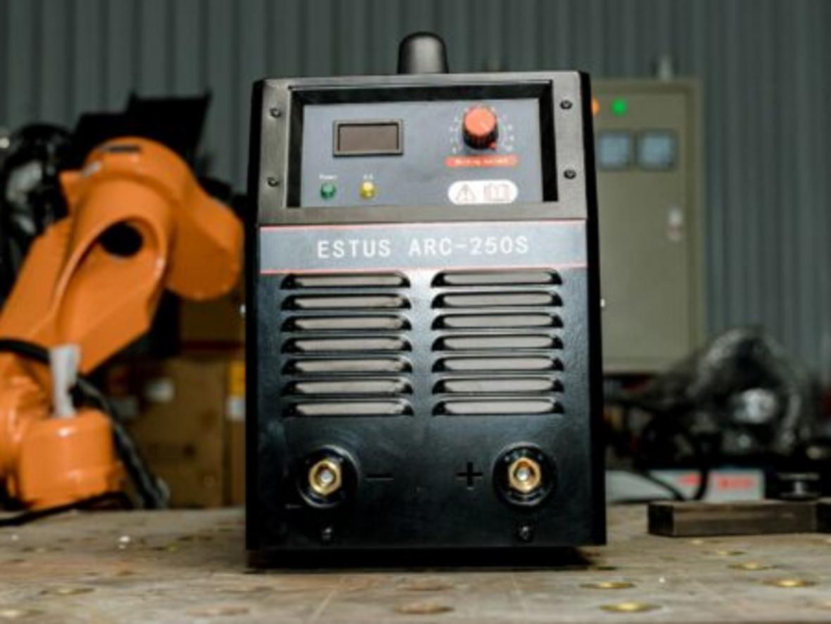 ARC 250S cho hồ quang ổn định, phù hợp công việc hàn thực tế trong xưởng.
