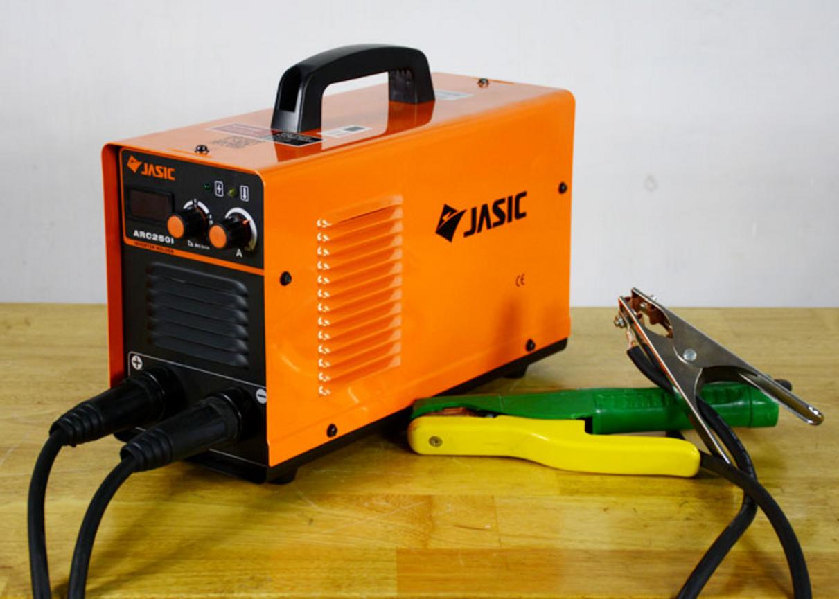 Máy hàn que Jasic ARC-250I nổi bật với thiết kế gọn, khỏe và phù hợp làm việc tại xưởng hoặc công trình.