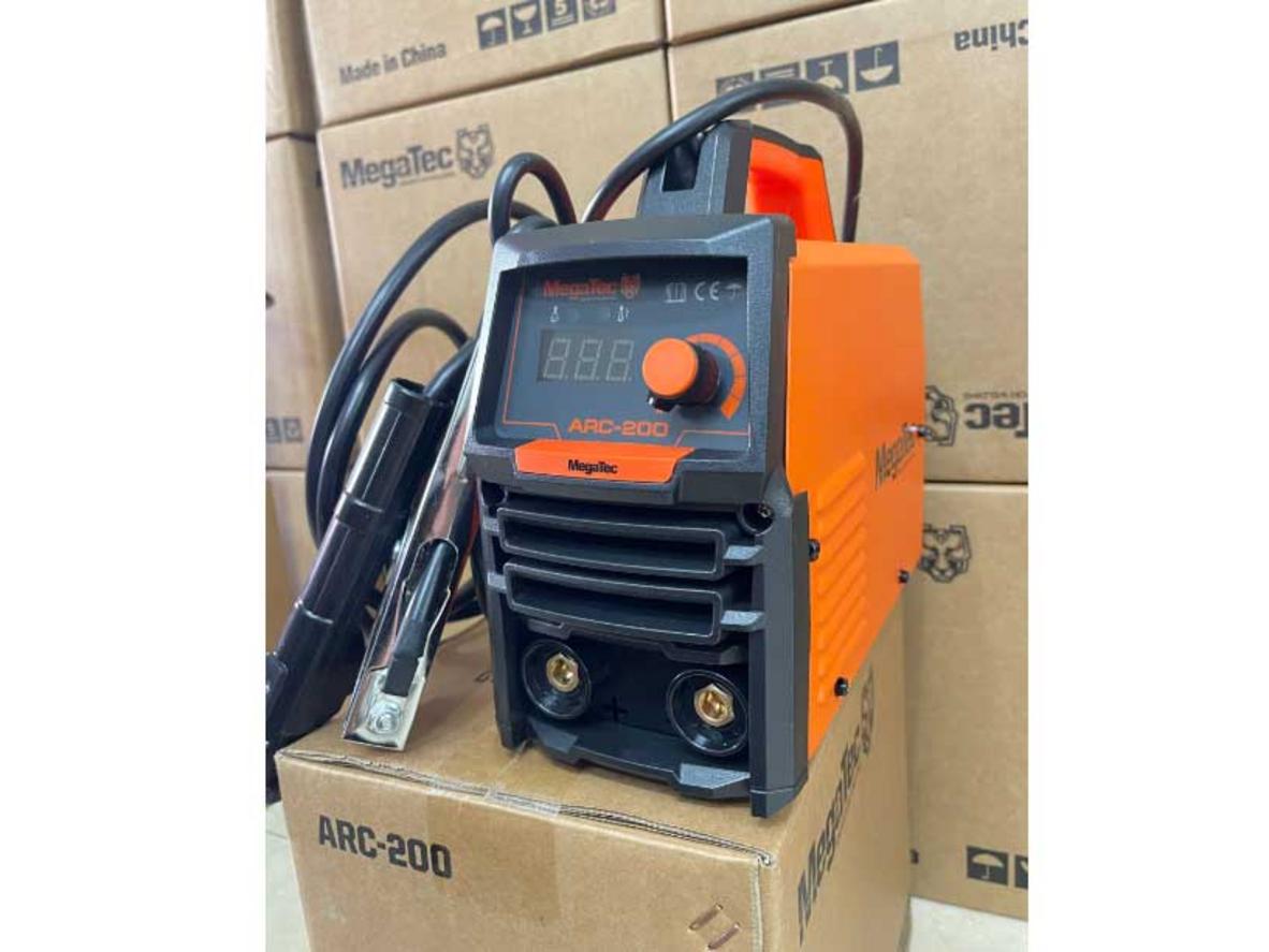 Megatec ARC-200 cho dòng hàn ổn định, phù hợp thao tác hàn dân dụng và cơ khí nhỏ.