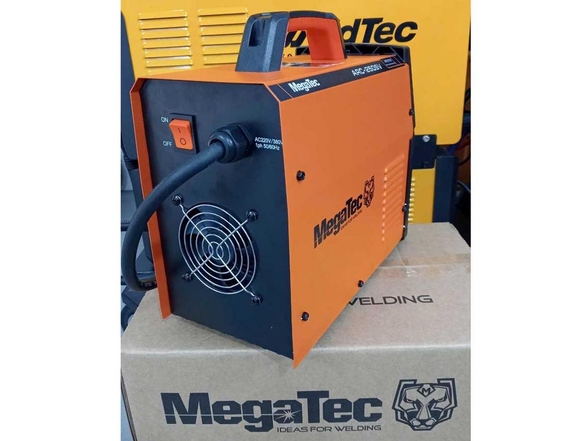 ARC-250SV cân bằng giữa công suất 250A và tính cơ động cho thợ hàn.