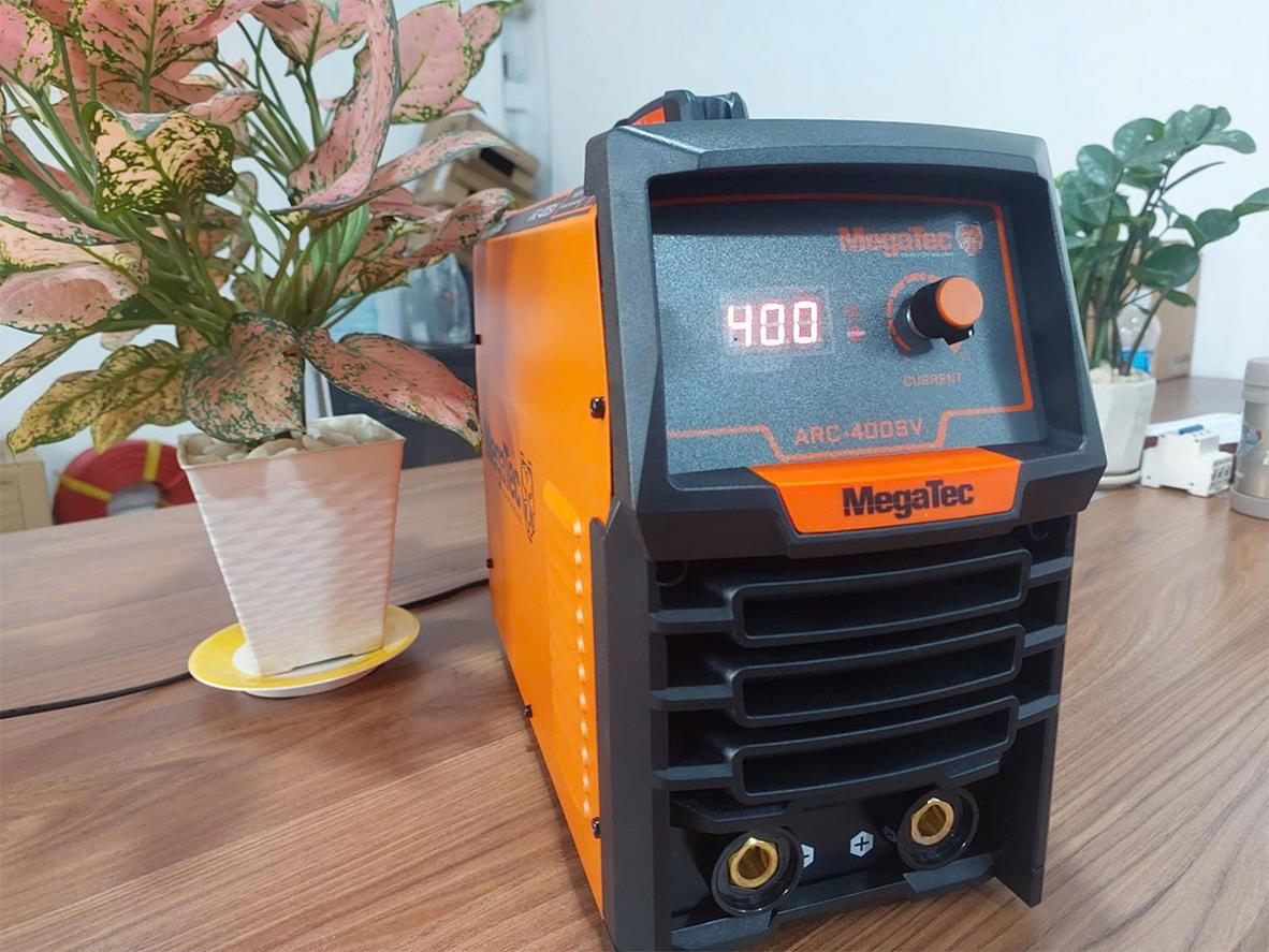 Công nghệ IGBT giúp máy chạy ổn định và tiết kiệm điện hơn.