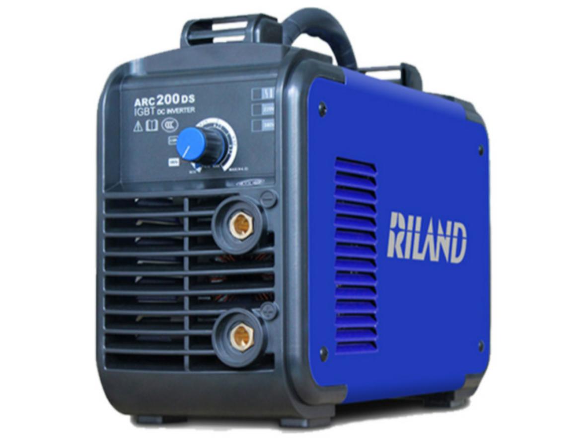 Máy hàn que Riland ARC 200DS nhỏ gọn, phù hợp sửa chữa và gia công nhẹ.