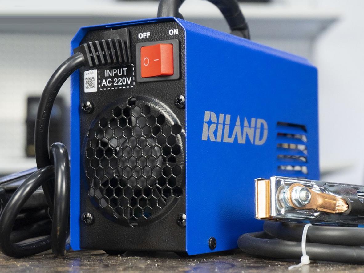 Thiết kế mini giúp máy dễ xách tay, phù hợp thi công linh hoạt.