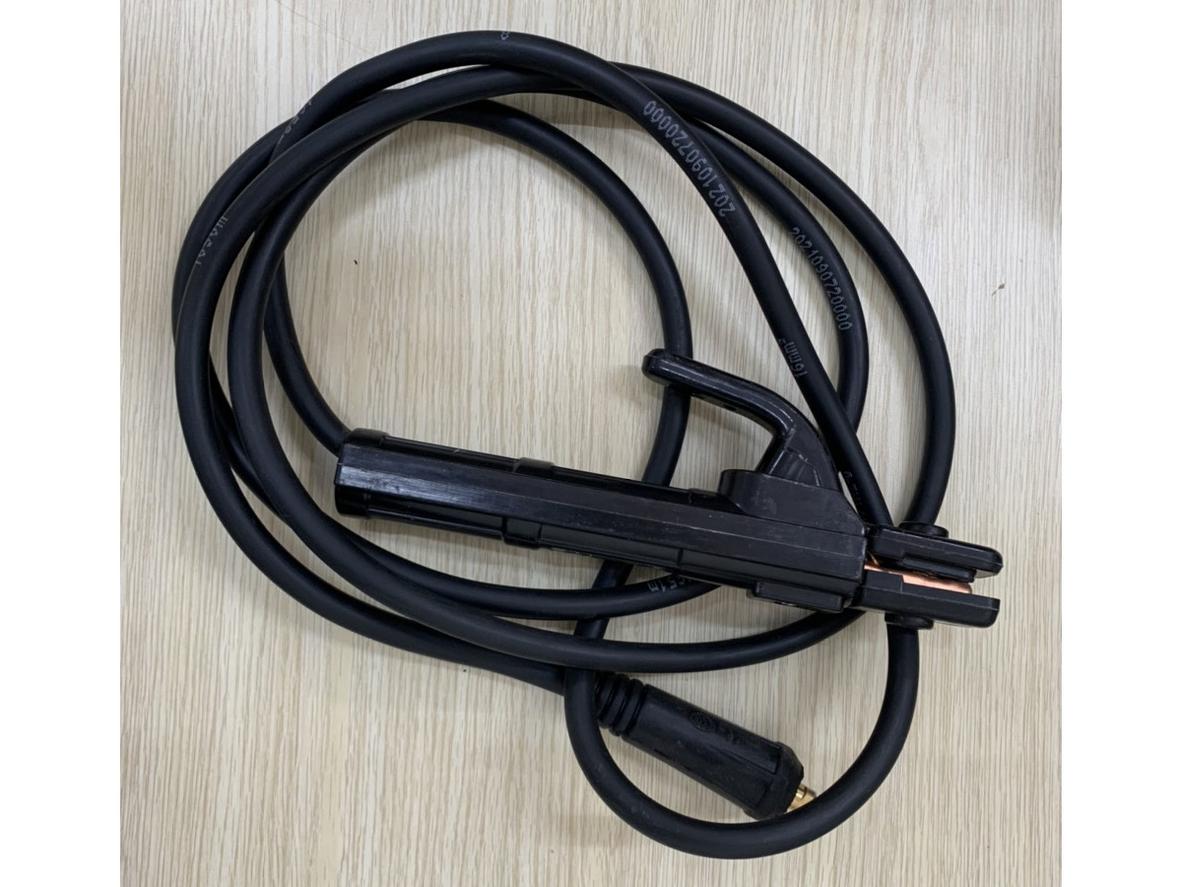 Thiết kế mini giúp máy dễ xách tay, phù hợp thi công linh hoạt.