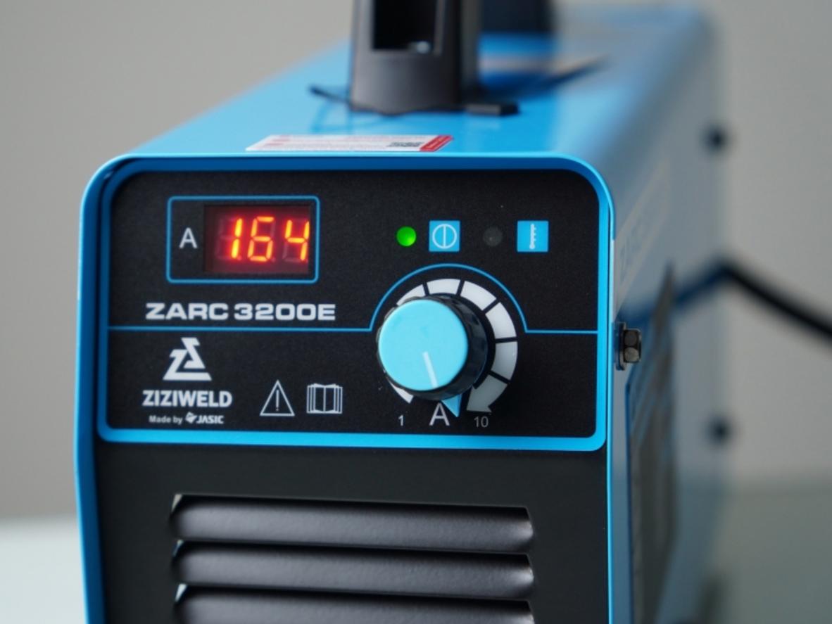 Máy dùng điện 220V dân dụng, tiện cho nhà và xưởng nhỏ.