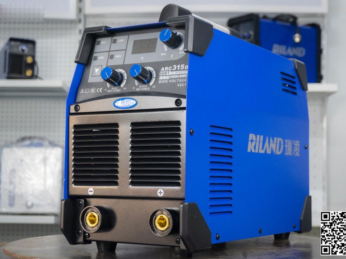 Chi tiết máy hàn Riland ARC 315D cho thấy cấu trúc công nghiệp và khả năng vận hành ổn định.
