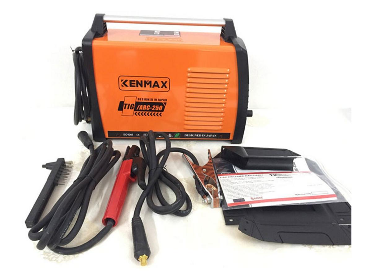 Cận cảnh Kenmax TIG/ARC 250 với bảng điều khiển và cổng kết nối tiện thao tác.
