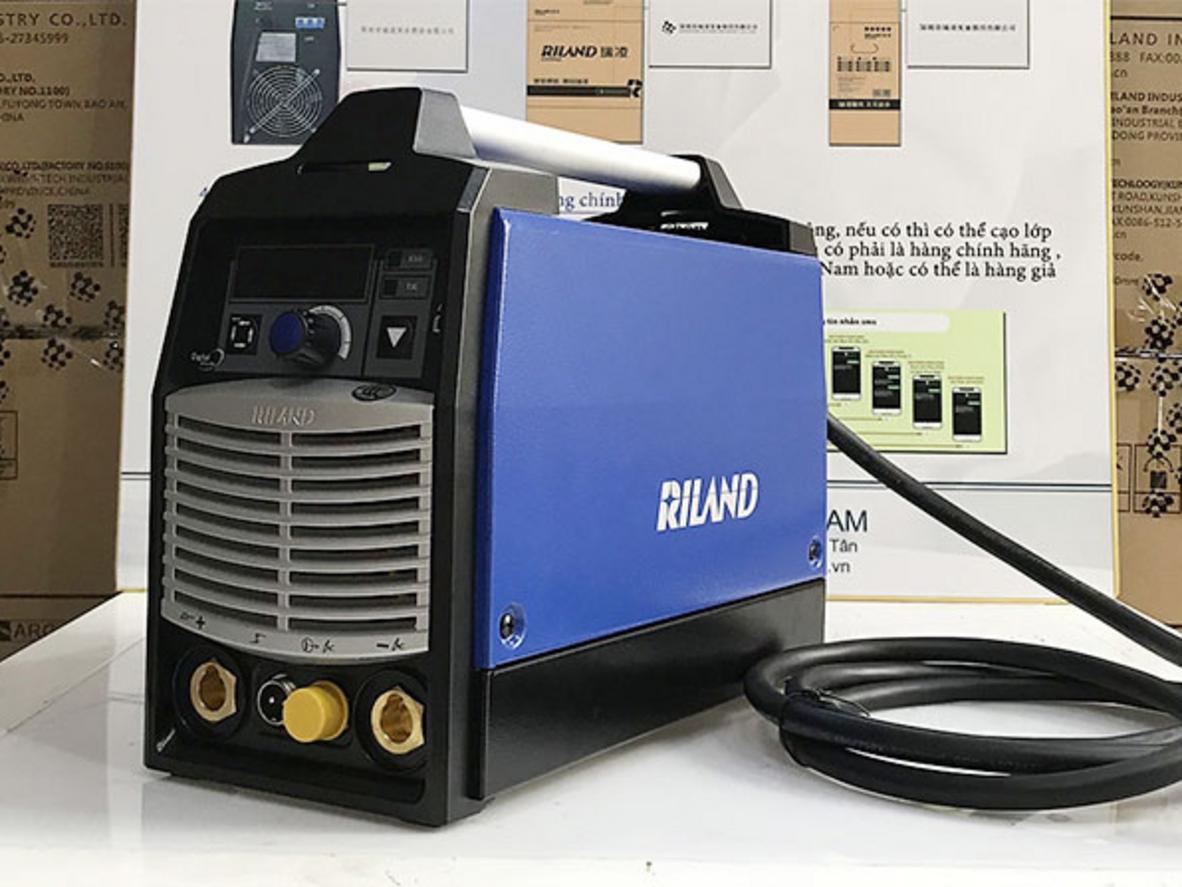 Máy hàn TIG lạnh Riland 250PGDM cho mối hàn đẹp, ít biến dạng trên inox mỏng.