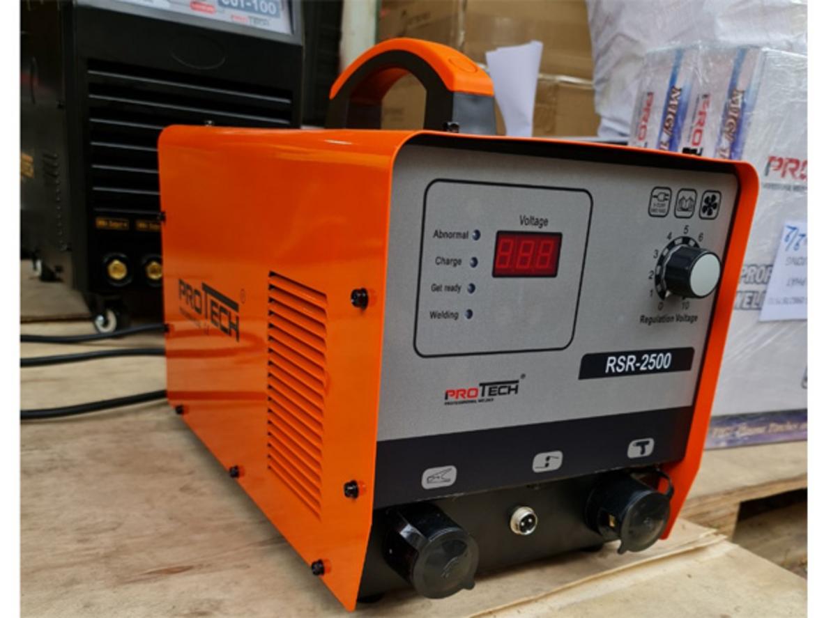 Tụ nạp điện 10.800 µF giúp Protech RSR2500 xả nhanh và giữ mối hàn ổn định.