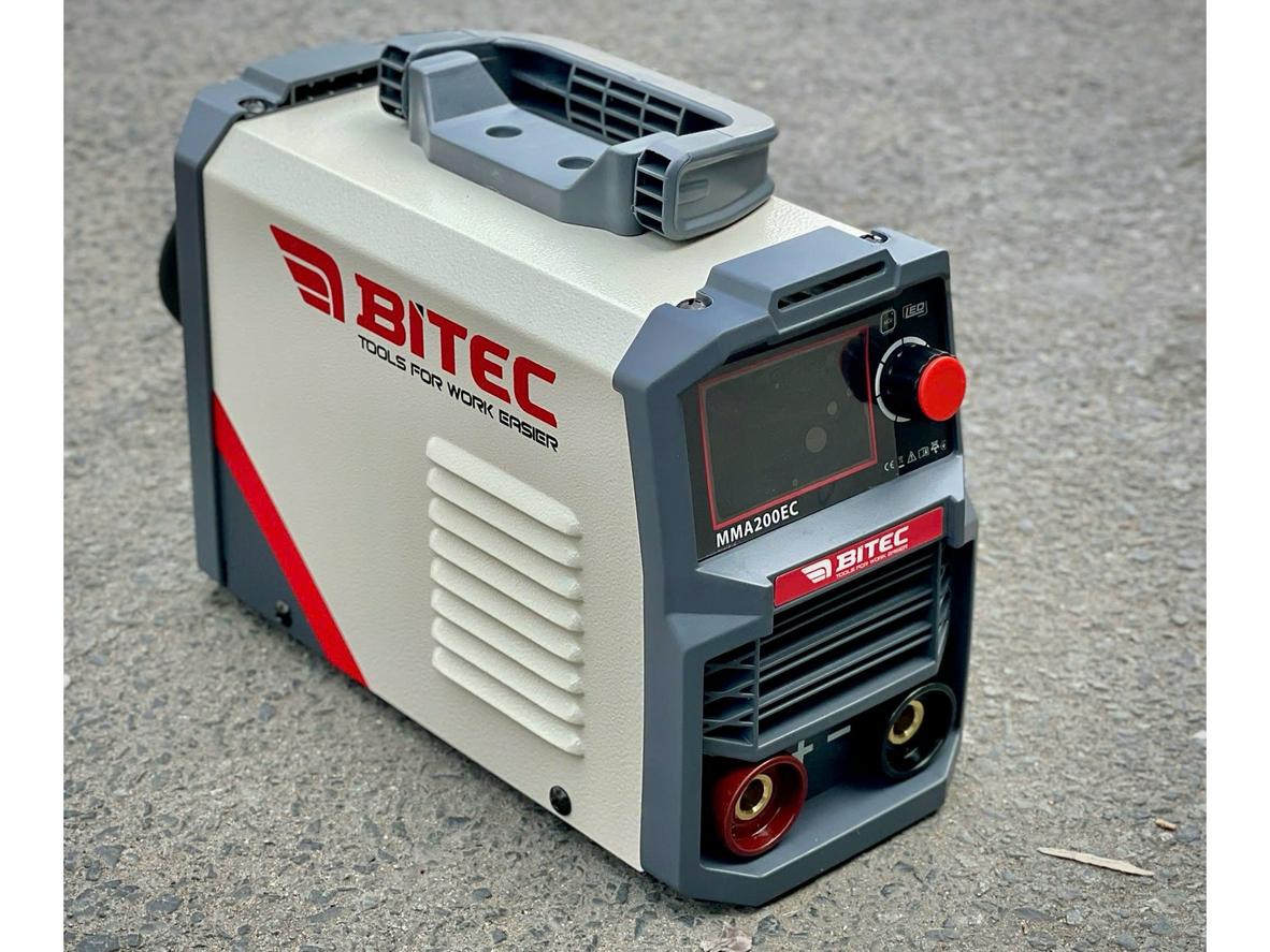 Thiết kế nhỏ gọn 3.8kg giúp máy dễ mang theo khi làm việc.
