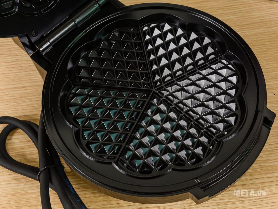 Công suất 1000W giúp máy làm nóng nhanh và nướng bánh đều hơn.