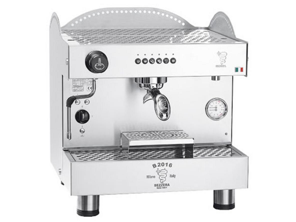 Bezzera B2016 DE1 mang đến hình ảnh máy espresso chuyên nghiệp, gọn quầy nhưng vẫn đậm chất vận hành thương mại.