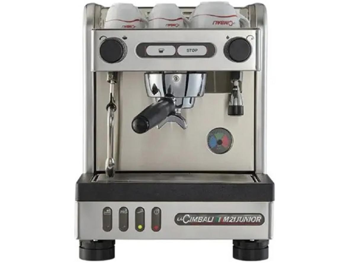 Cấu hình 1 group bán tự động giúp máy dễ triển khai ở quầy nhỏ nhưng vẫn cho chất lượng chiết xuất ổn định.